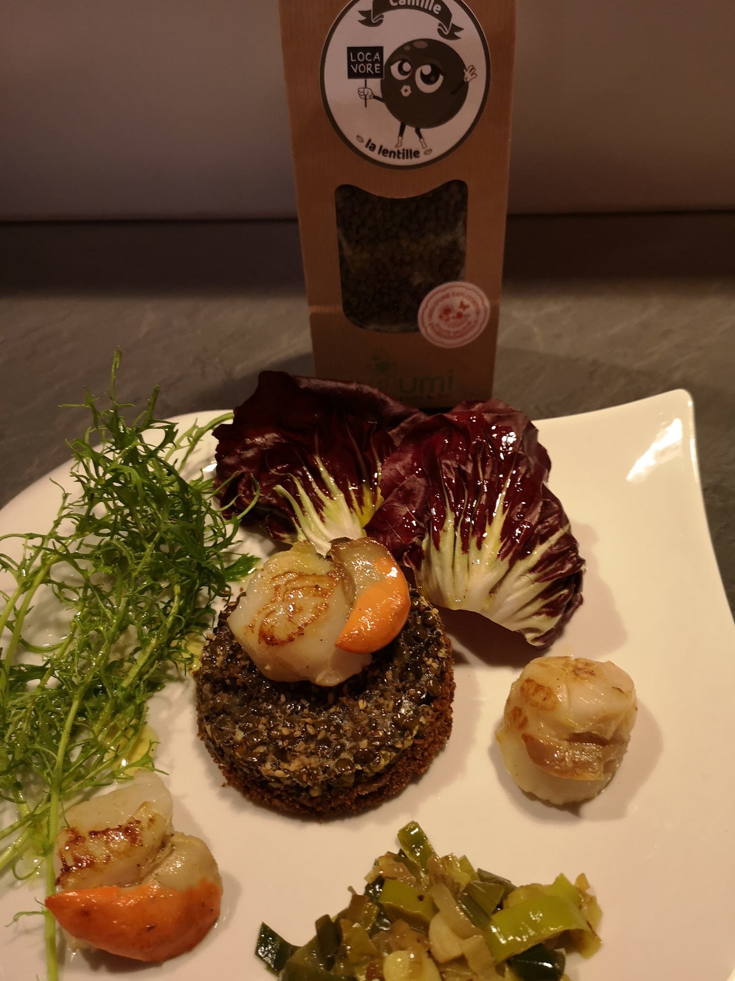 Biscuit de lentilles de Gumi et son crumble pour accueillir des noix de Saint Jacques