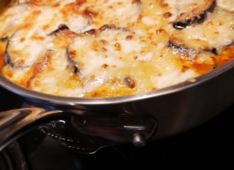 Camille la lentille fait sa moussaka et on aime ça